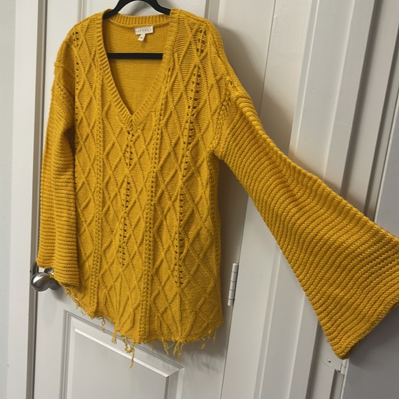 Bell sleeved distressed sweater sz S - Picture 4 of 5